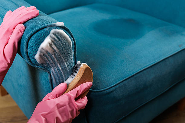 كيف يتم تنظيف الكنبايات؟