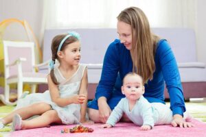 جليسة أطفال بالساعة دبي