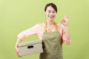 عاملة فلبينية بالشهر